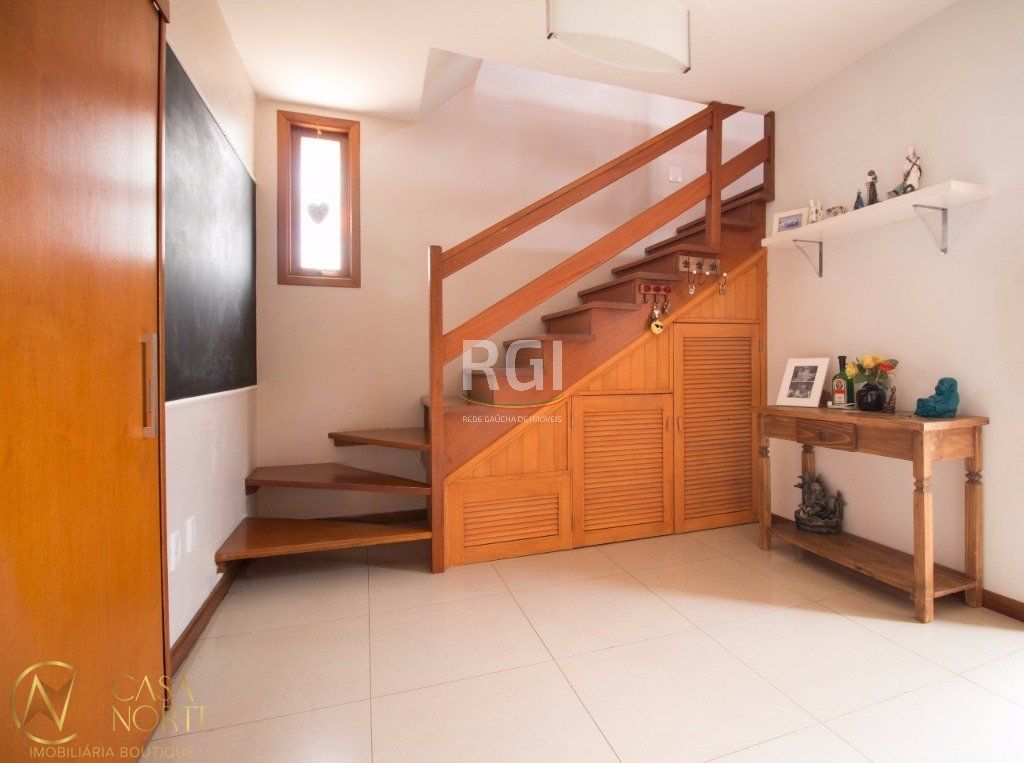 Casa à venda com 4 quartos, 188m², 1 suíte, 2 vagas, Dos Hibiscos no bairro Santa Tereza em Porto Alegre