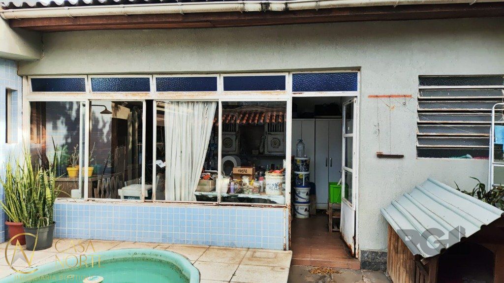 Casa à venda com 3 quartos, 300m², 1 suíte, 4 vagas, Rua Lola de Oliveira no bairro Parque Santa Fé em Porto Alegre