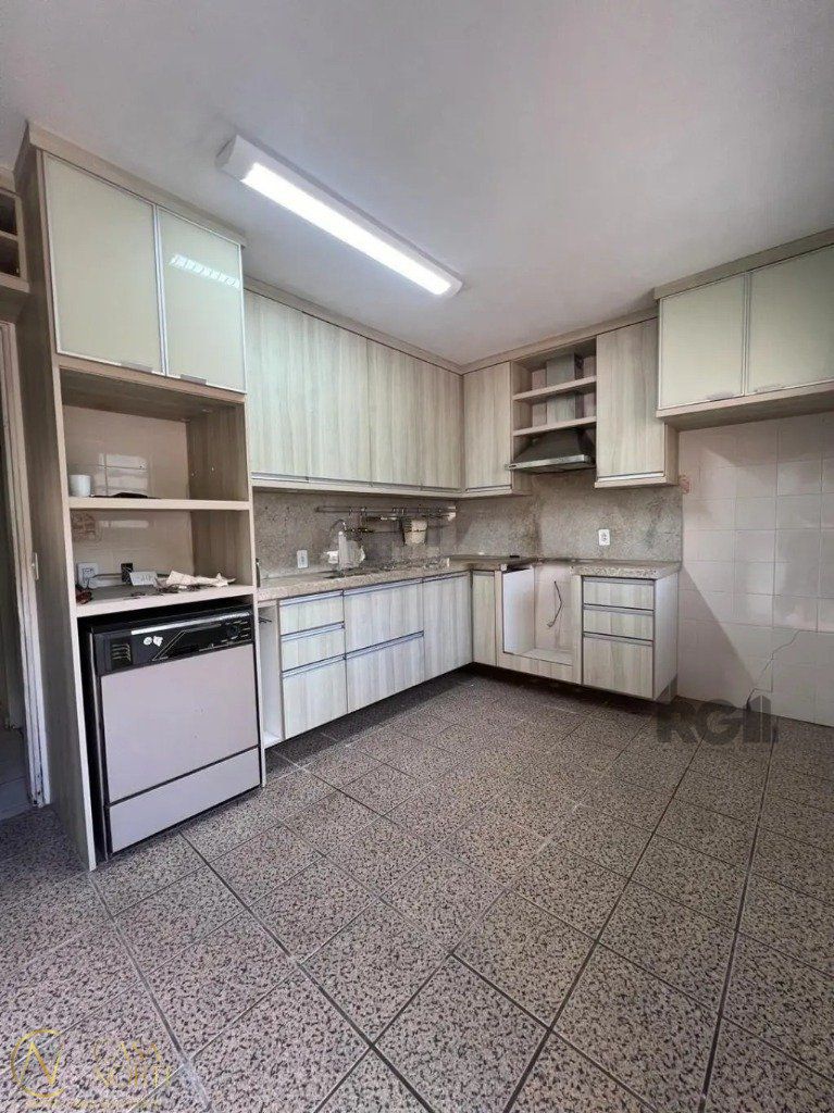 Casa à venda com 3 quartos, 173m², 3 vagas, Rua Octávio Sagebin no bairro Parque Santa Fé em Porto Alegre