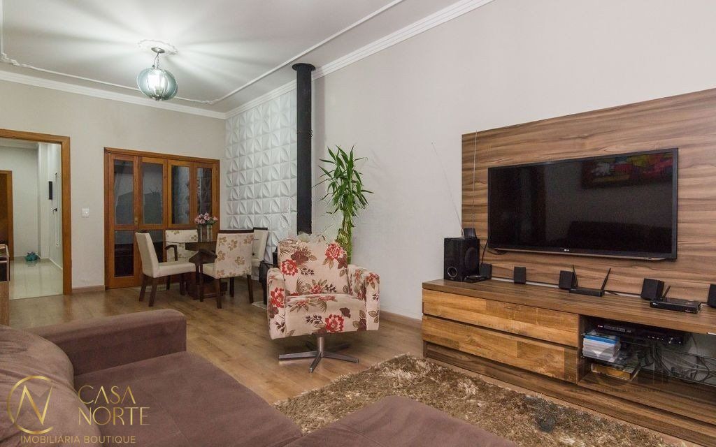 Casa à venda com 3 quartos, 196m², 1 suíte, 4 vagas, Rua Coronel Leonardo Ribeiro no bairro Glória em Porto Alegre