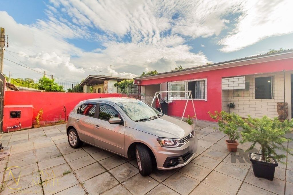 Casa à venda com 2 quartos, 91m², 4 vagas, Rua Edmundo Arthur Lamb no bairro Rubem Berta em Porto Alegre