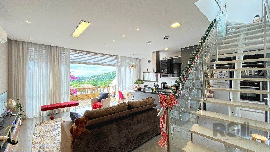 Casa à venda com 3 quartos, 197m², 1 suíte, 2 vagas, Rua Adriano Pereira da Silva no bairro Vila Nova em Porto Alegre