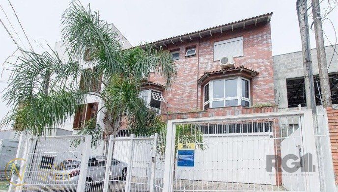 Casa à venda com 3 quartos, 157m², 1 suíte, 4 vagas, Rua Doutor Ernesto Ludwig no bairro Chácara das Pedras em Porto Alegre