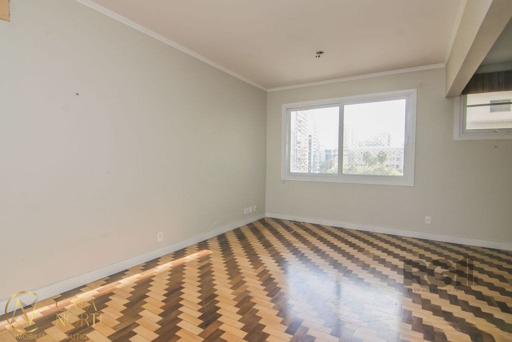 Apartamento à venda com 3 quartos, 145m², 1 suíte, 2 vagas, Rua Duque de Caxias no bairro Centro Histórico em Porto Alegre