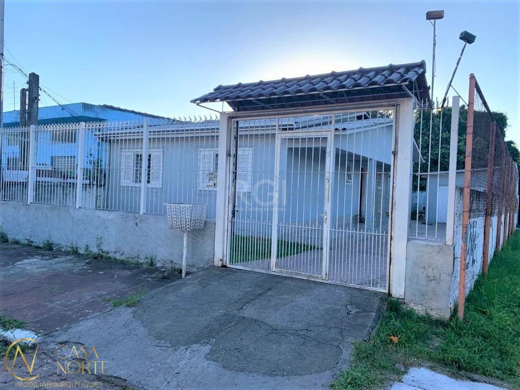 Casa à venda com 3 quartos, 175m², 3 vagas, Rua Padre Leo Seibel no bairro Passo das Pedras em Porto Alegre
