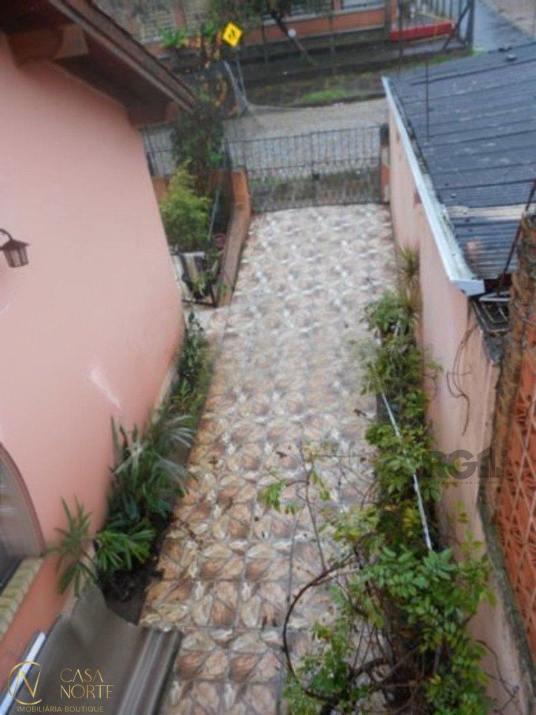 Casa à venda com 2 quartos, 90m², 4 vagas, Travessa Irmão Pedro no bairro Teresópolis em Porto Alegre