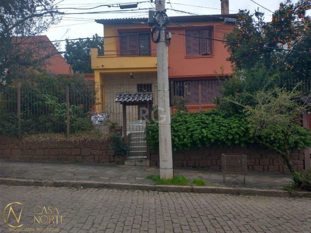 Casa à venda com 3 quartos, 248m², 4 vagas, Rua Bispo William Thomas no bairro Teresópolis em Porto Alegre