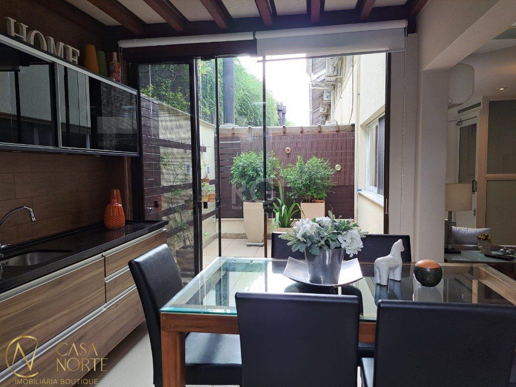 Casa de Condomínio à venda com 3 quartos, 222m², 2 suítes, 2 vagas, Avenida Engenheiro Ludolfo Boehl no bairro Teresópolis em Porto Alegre