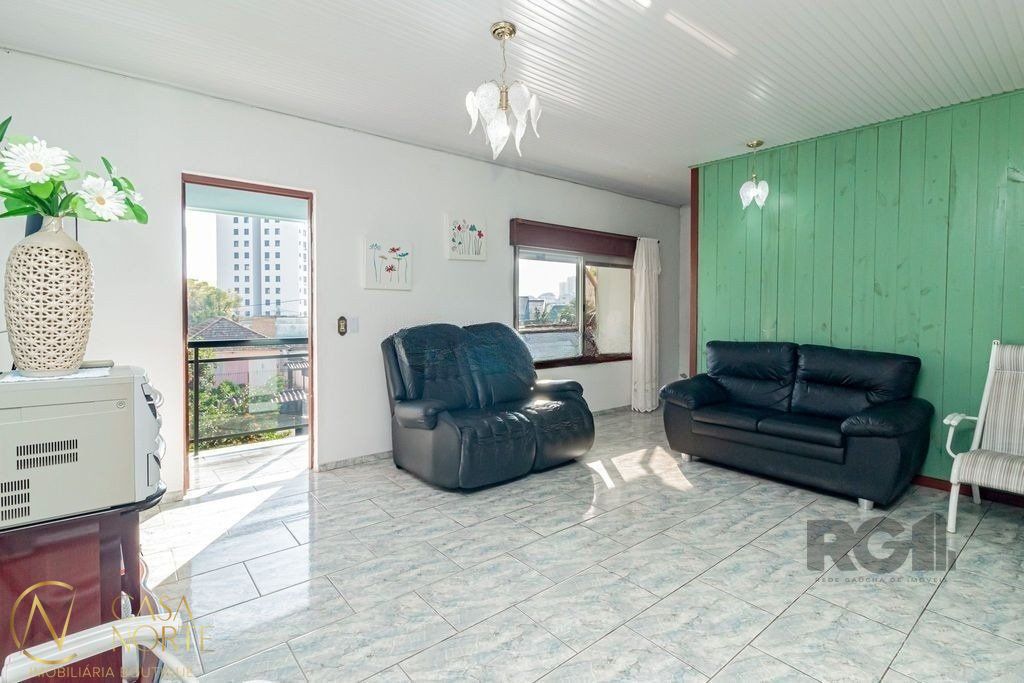 Casa à venda com 2 quartos, 229m², 1 suíte, 3 vagas, Rua General Solon no bairro Jardim Itu em Porto Alegre