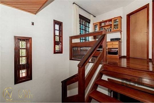 Casa à venda com 3 quartos, 260m², 1 suíte, 3 vagas, Rua Luiz Eurico Tejera Lisboa no bairro Costa e Silva em Porto Alegre