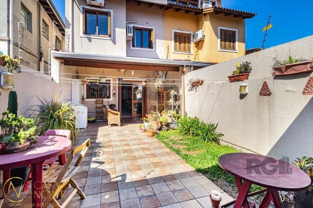 Casa à venda com 3 quartos, 186m², 2 suítes, 2 vagas, Rua Stephan Zweig no bairro Cavalhada em Porto Alegre
