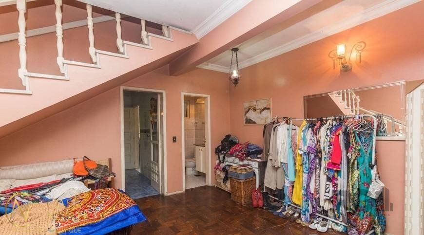 Casa à venda com 5 quartos, 250m², 2 suítes, 4 vagas, Rua Serro Azul no bairro Santa Maria Goretti em Porto Alegre