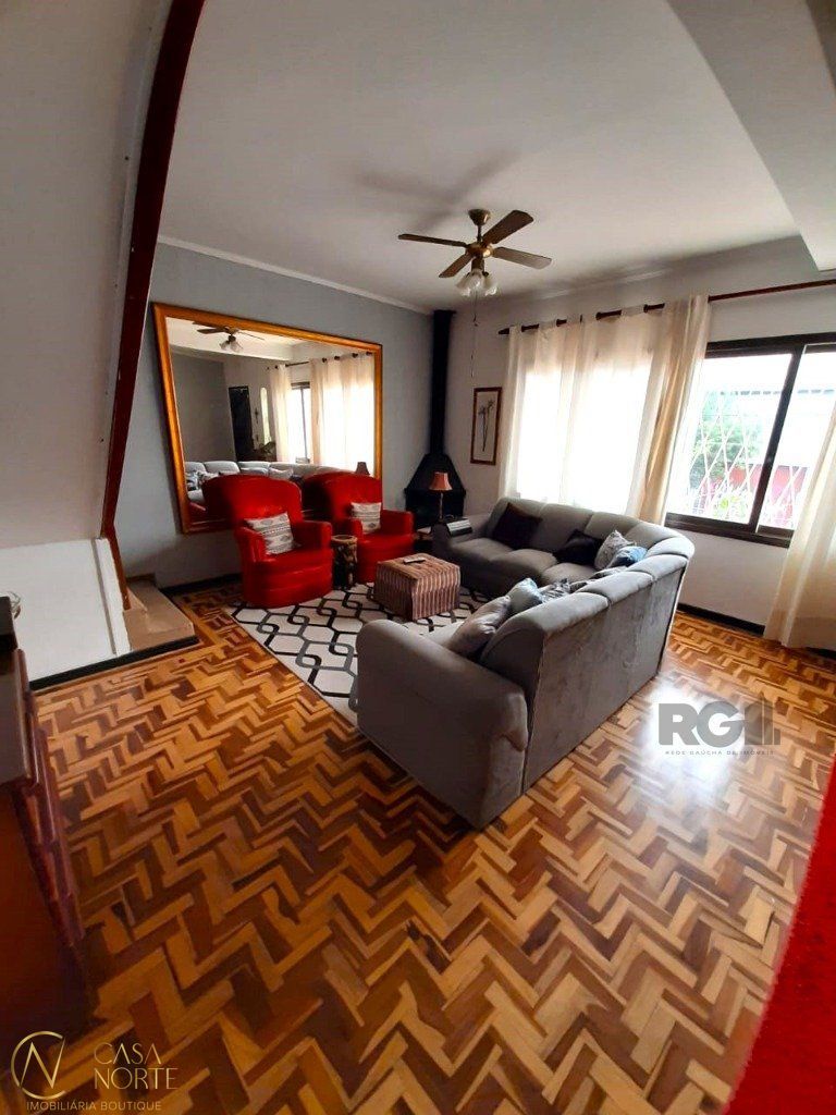 Casa à venda com 3 quartos, 210m², 2 suítes, 2 vagas, Rua Petronilla Cogo no bairro Parque Santa Fé em Porto Alegre