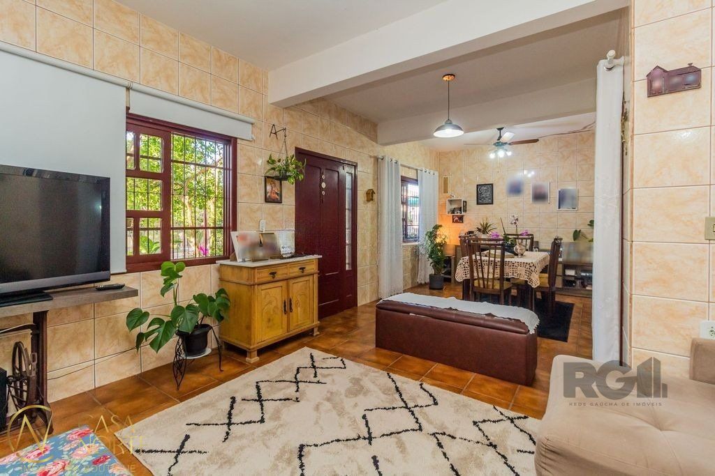 Casa à venda com 4 quartos, 215m², 4 vagas, Rua Doutor Marino Abrahão no bairro Passo das Pedras em Porto Alegre