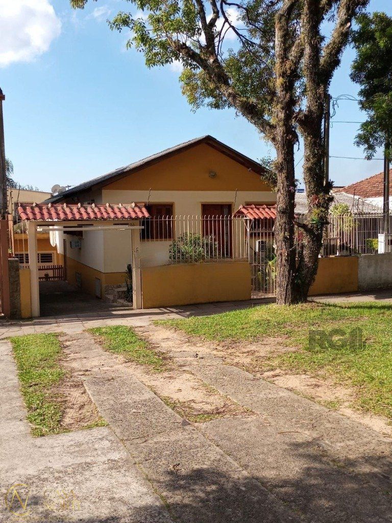 Casa à venda com 4 quartos, 252m², 4 vagas, Avenida Frei Henrique de Coimbra no bairro Vila Ipiranga em Porto Alegre