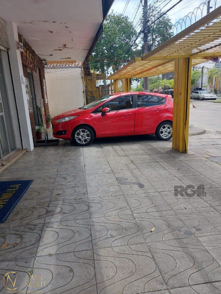 Casa à venda com 5 quartos, 600m², 10 vagas, Avenida Teresópolis no bairro Teresópolis em Porto Alegre