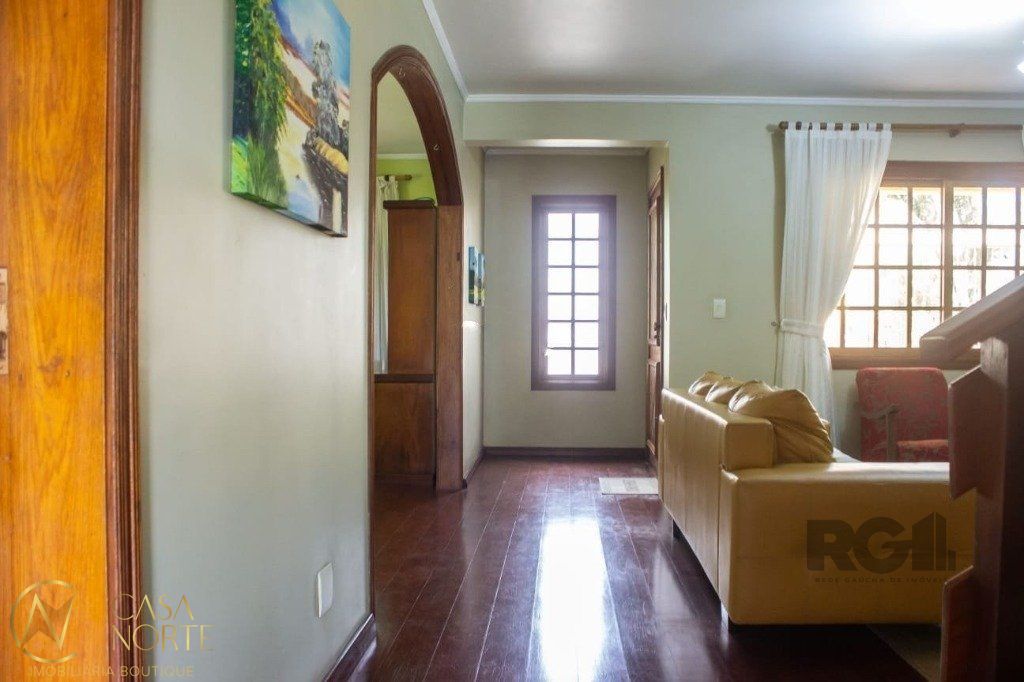 Casa à venda com 4 quartos, 298m², 1 suíte, 3 vagas, Rua Lola de Oliveira no bairro Parque Santa Fé em Porto Alegre