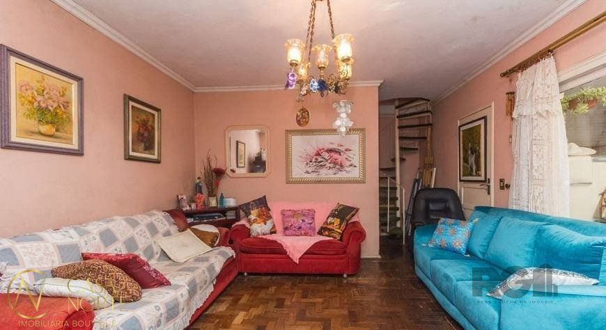 Casa à venda com 5 quartos, 250m², 2 suítes, 4 vagas, Rua Serro Azul no bairro Santa Maria Goretti em Porto Alegre