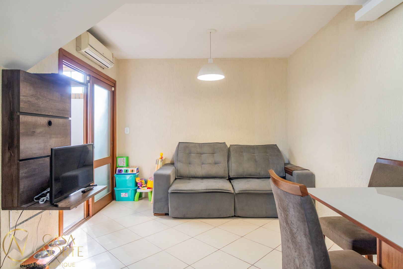 Casa de Condomínio à venda com 2 quartos, 105m², 1 suíte, 1 vaga, Avenida Guarujá no bairro Guarujá em Porto Alegre