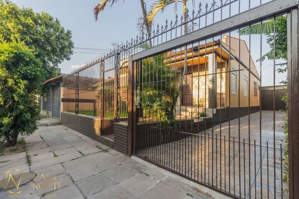 Casa à venda com 3 quartos, 134m², 5 vagas, Rua Rodrigues da Costa no bairro Sarandi em Porto Alegre