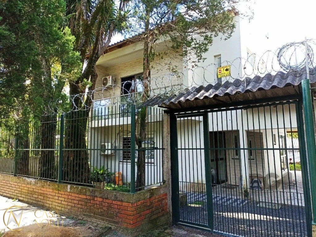 Casa à venda com 3 quartos, 197m², 1 suíte, 3 vagas, Rua Lauro Rodrigues no bairro Costa e Silva em Porto Alegre