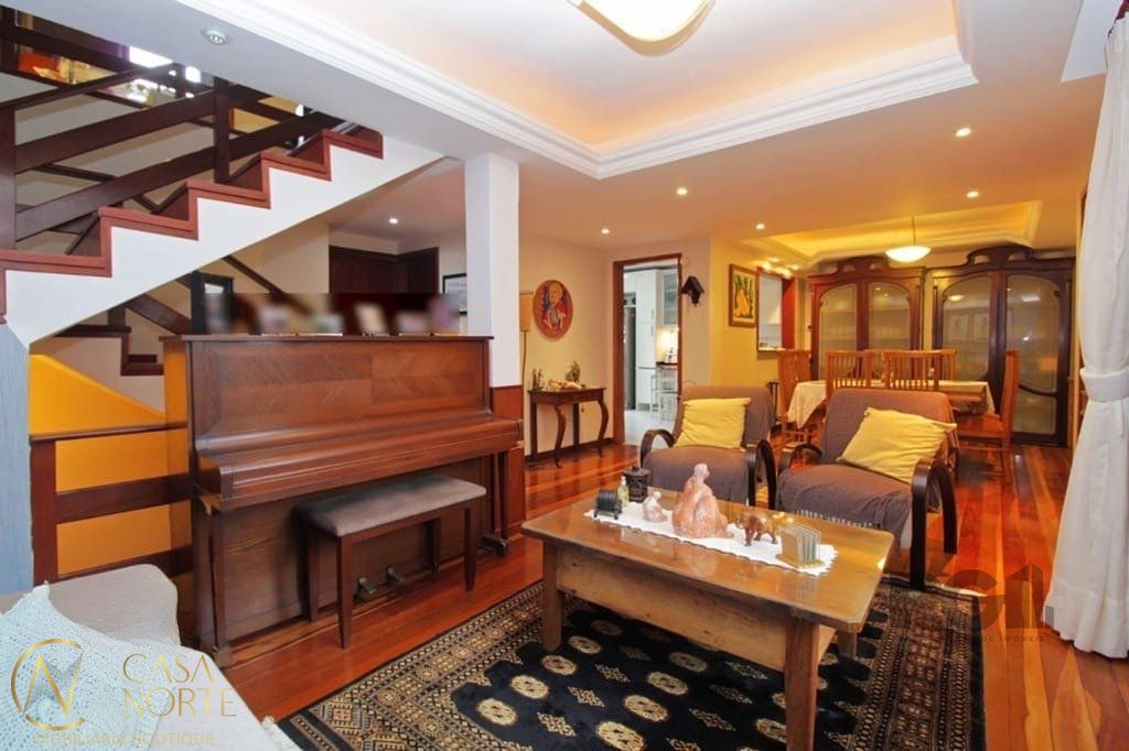 Casa à venda com 3 quartos, 275m², 1 suíte, 3 vagas, Rua Coronel Tisiano F. de Leoni no bairro Coronel Aparício Borges em Porto Alegre
