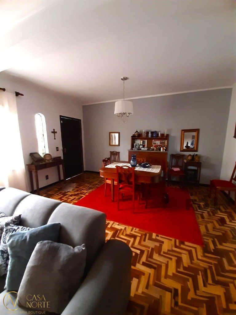 Casa à venda com 3 quartos, 210m², 2 suítes, 2 vagas, Rua Petronilla Cogo no bairro Parque Santa Fé em Porto Alegre