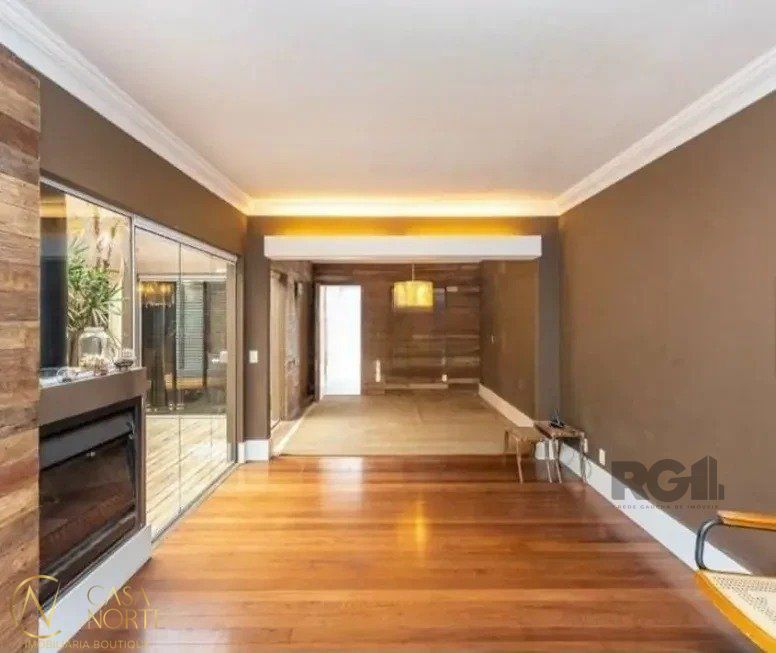 Casa à venda com 3 quartos, 220m², 1 suíte, 7 vagas, Rua Vicente Failace no bairro Tristeza em Porto Alegre