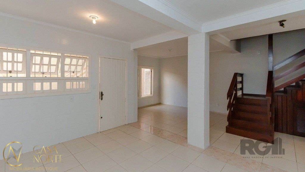 Casa à venda com 4 quartos, 235m², 1 suíte, 4 vagas, Rua Aldrovando Leão no bairro Vila Jardim em Porto Alegre
