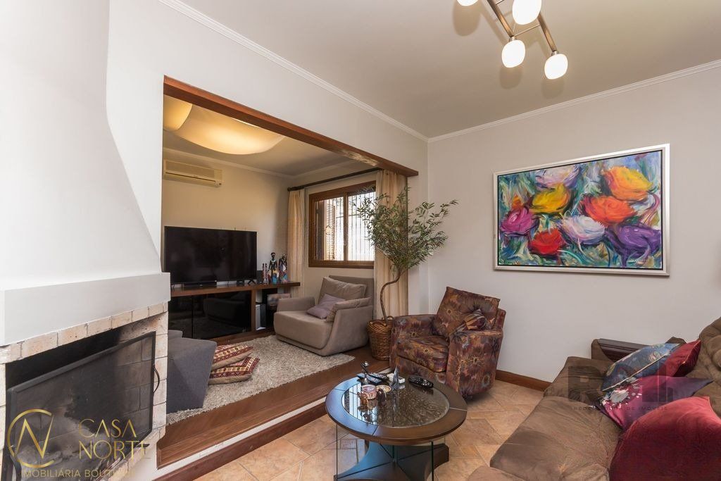 Casa à venda com 3 quartos, 195m², 1 suíte, 4 vagas, Avenida General Barreto Viana no bairro Chácara das Pedras em Porto Alegre