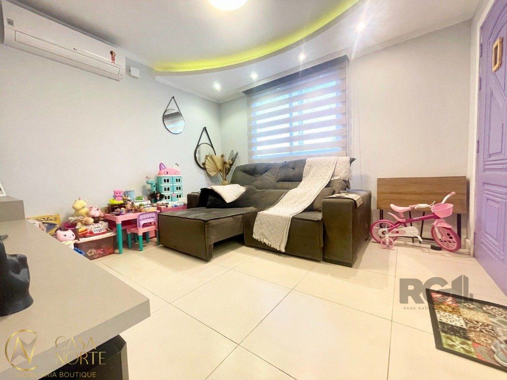 Casa à venda com 2 quartos, 103m², 1 suíte, 1 vaga, Rua Guadalajara no bairro Jardim Sabará em Porto Alegre