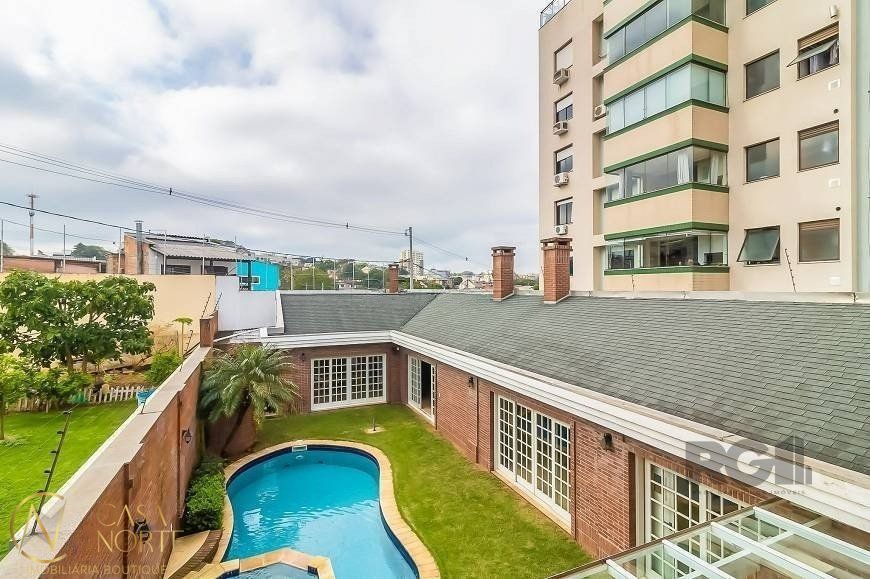Casa à venda com 4 quartos, 727m², 4 suítes, 6 vagas, Rua Souza Lobo no bairro Vila Jardim em Porto Alegre