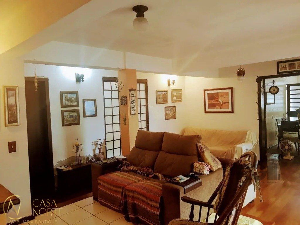 Casa à venda com 3 quartos, 340m², 1 suíte, Rua Doutor Mário Totta no bairro Tristeza em Porto Alegre