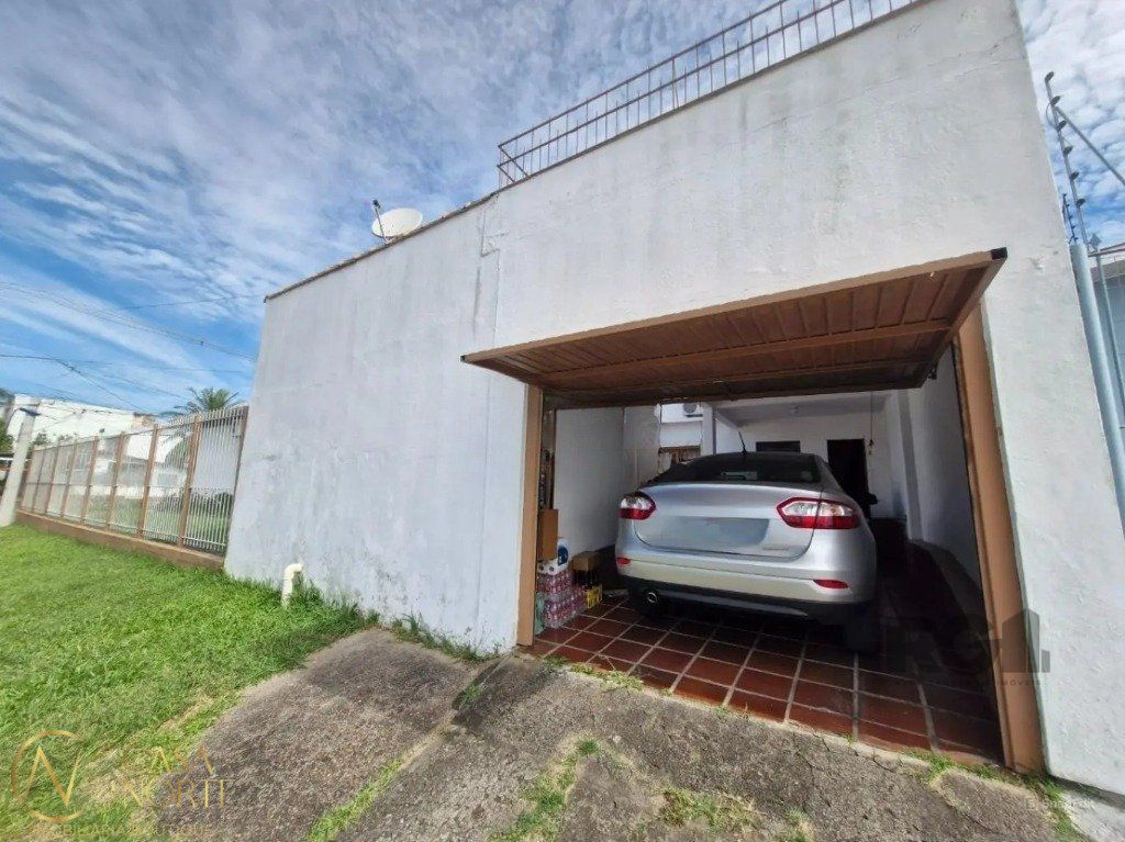 Casa à venda com 4 quartos, 200m², 1 suíte, 2 vagas, Rua Doutor Vargas Neto no bairro Jardim Leopoldina em Porto Alegre