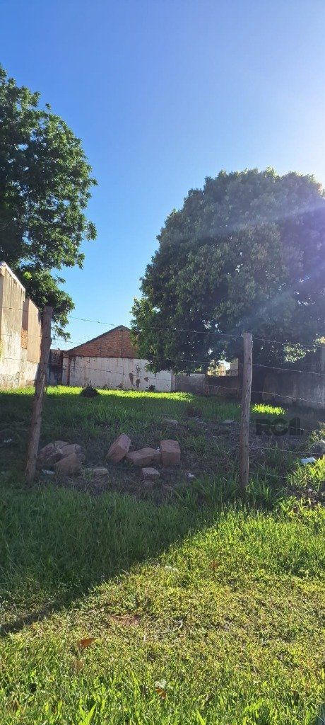 Terreno à venda  com 311m², Rua Alfredo Varela no bairro Teresópolis em Porto Alegre