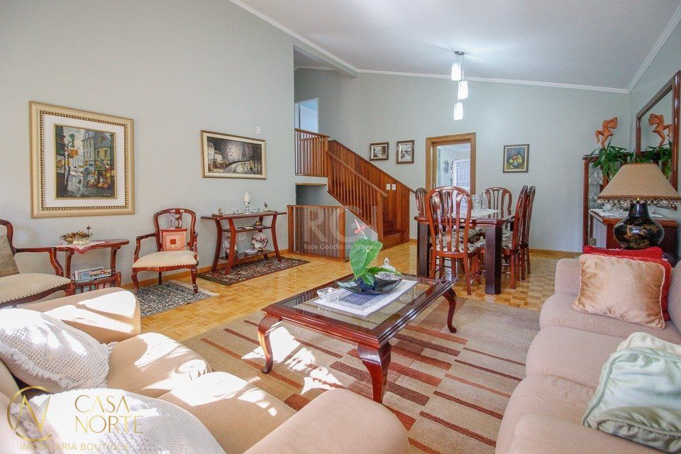 Casa à venda com 3 quartos, 262m², 1 suíte, 4 vagas, Rua Claudio Manoel da Costa no bairro Jardim Sabará em Porto Alegre