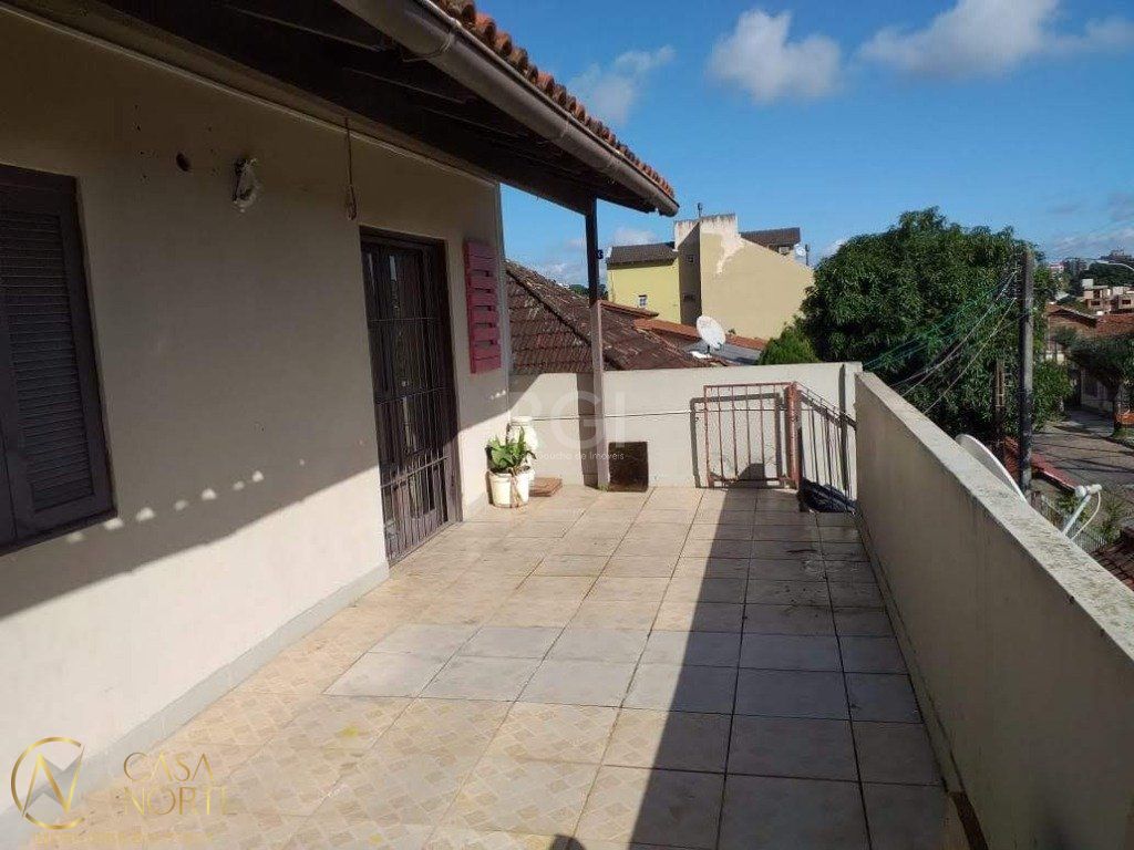 Casa à venda com 6 quartos, 200m², 4 vagas, Rua Doutor Mário Totta no bairro Tristeza em Porto Alegre
