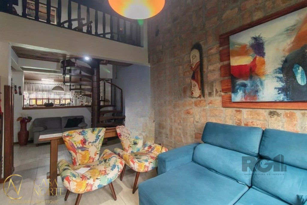 Casa à venda com 3 quartos, 295m², 1 suíte, 4 vagas, Rua Agulhas Negras no bairro Coronel Aparício Borges em Porto Alegre