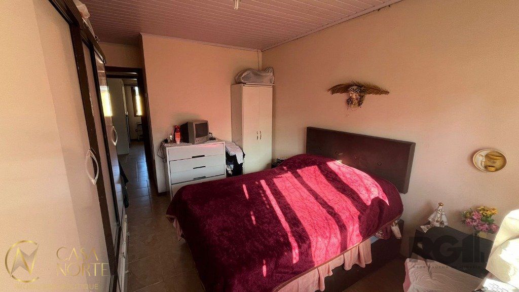 Casa à venda com 2 quartos, 87m², 2 vagas, Rua Tenente Isolino Segobia no bairro Vila Nova em Porto Alegre