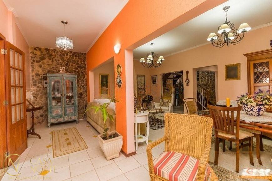 Casa à venda com 3 quartos, 300m², 1 suíte, 5 vagas, Avenida Capivari no bairro Cristal em Porto Alegre