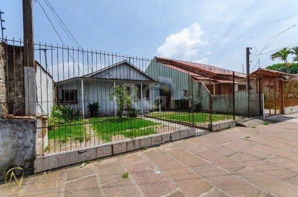 Casa à venda com 4 quartos, 113m², 1 vaga, Avenida Souza Melo no bairro Sarandi em Porto Alegre