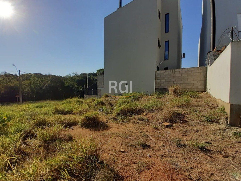 Terreno à venda  com 230m², Rua Doutor Sergio de Figueiredo no bairro Guarujá em Porto Alegre