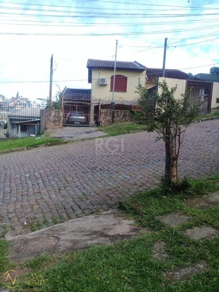 Casa à venda com 3 quartos, 205m², 1 suíte, 5 vagas, Avenida Teresina no bairro Medianeira em Porto Alegre
