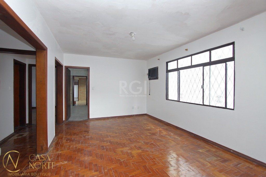 Casa à venda com 4 quartos, 240m², 6 vagas, Rua Santa Flora no bairro Nonoai em Porto Alegre