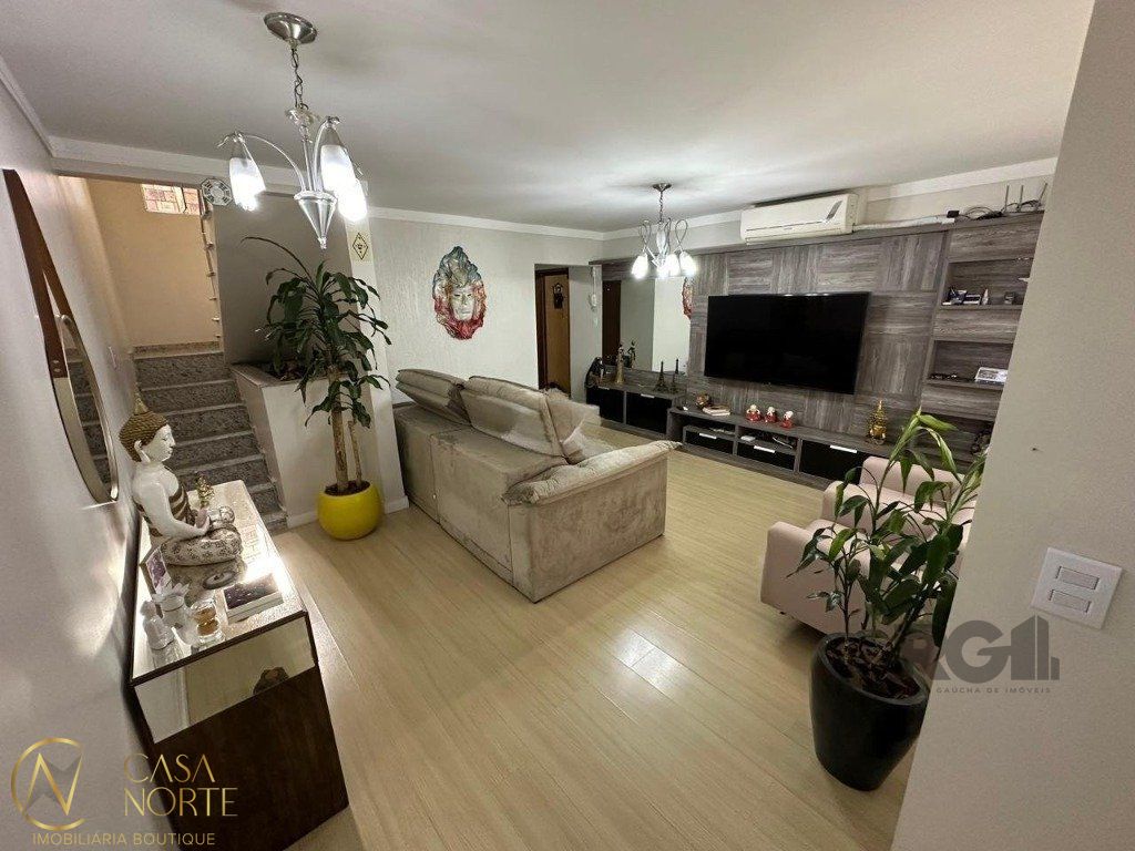 Casa à venda com 4 quartos, 160m², 1 vaga, Rua Sérgio Porto no bairro Farrapos em Porto Alegre