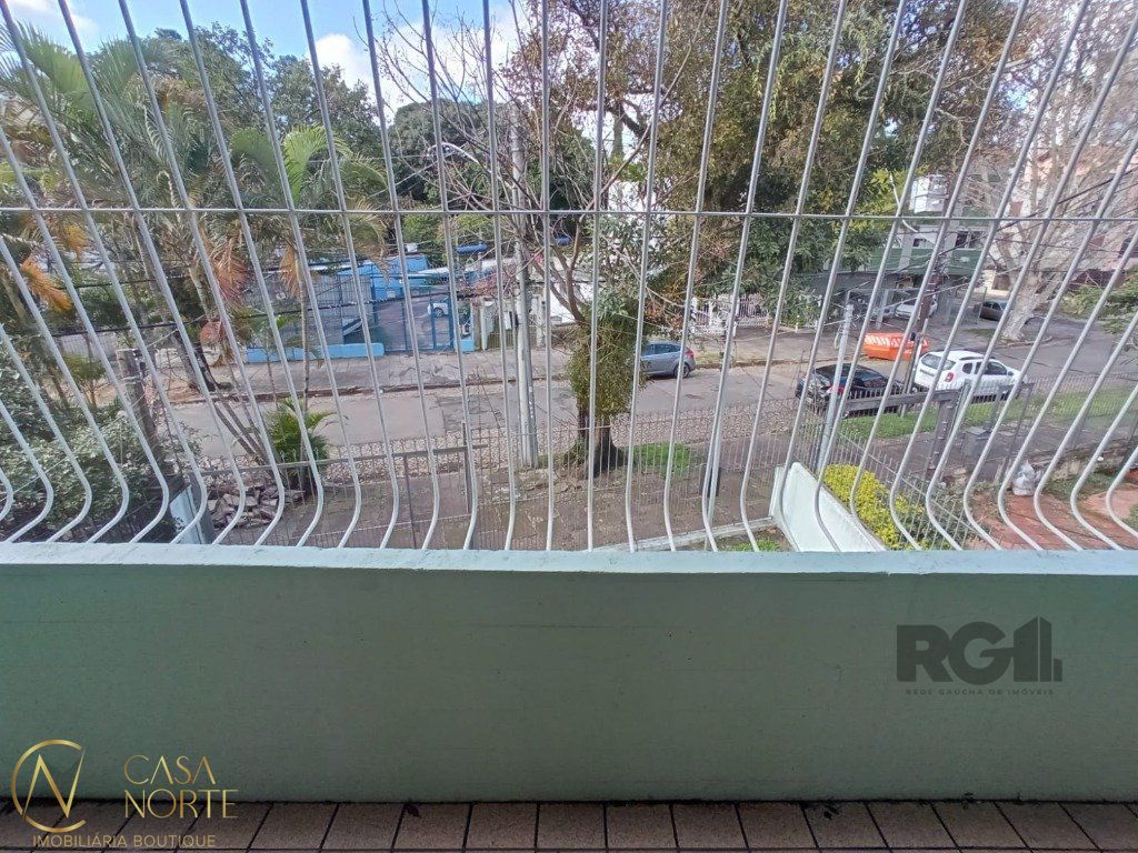 Casa à venda com 4 quartos, 330m², 1 suíte, 3 vagas, Rua Fagundes Varela no bairro Santo Antônio em Porto Alegre
