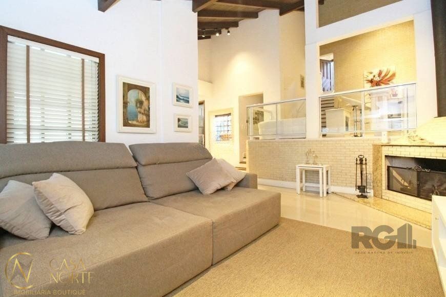 Casa à venda com 3 quartos, 245m², 1 suíte, 4 vagas, Rua Doutor Egydio Michaelsen no bairro Cavalhada em Porto Alegre