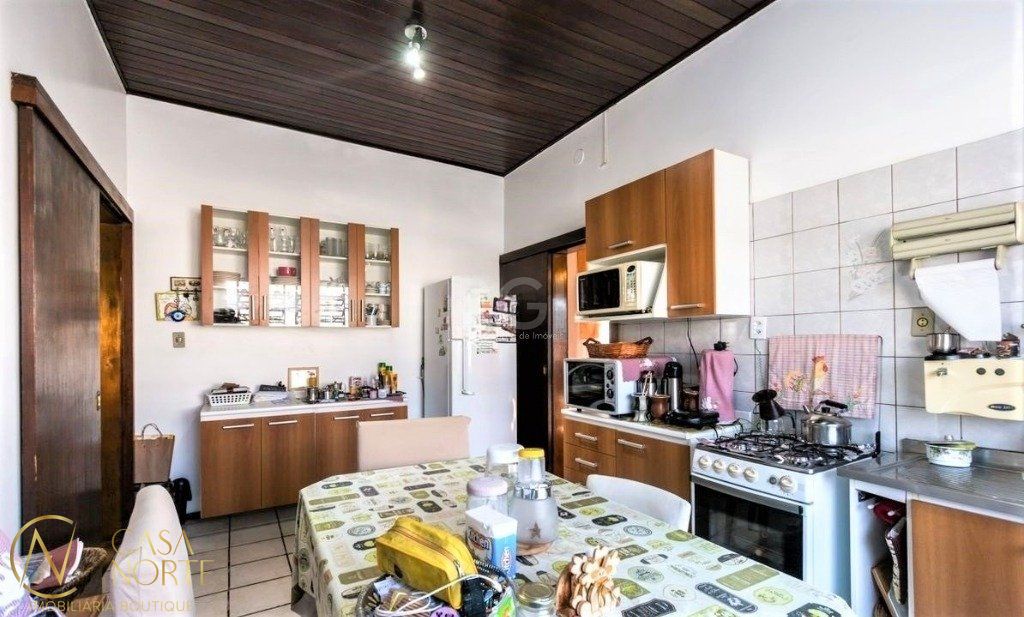 Casa à venda com 4 quartos, 326m², 1 suíte, 2 vagas, Rua Jenor Cardoso Jarros no bairro Jardim Sabará em Porto Alegre