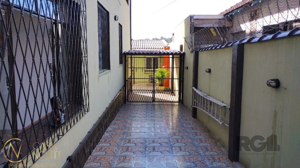 Casa à venda com 11 quartos, 338m², 3 suítes, 4 vagas, Rua Oscar Tollens no bairro Santa Tereza em Porto Alegre