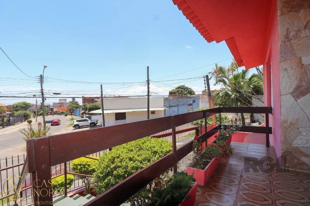 Casa à venda com 3 quartos, 233m², 1 suíte, 3 vagas, Rua Fernando Abbott no bairro Cristo Redentor em Porto Alegre